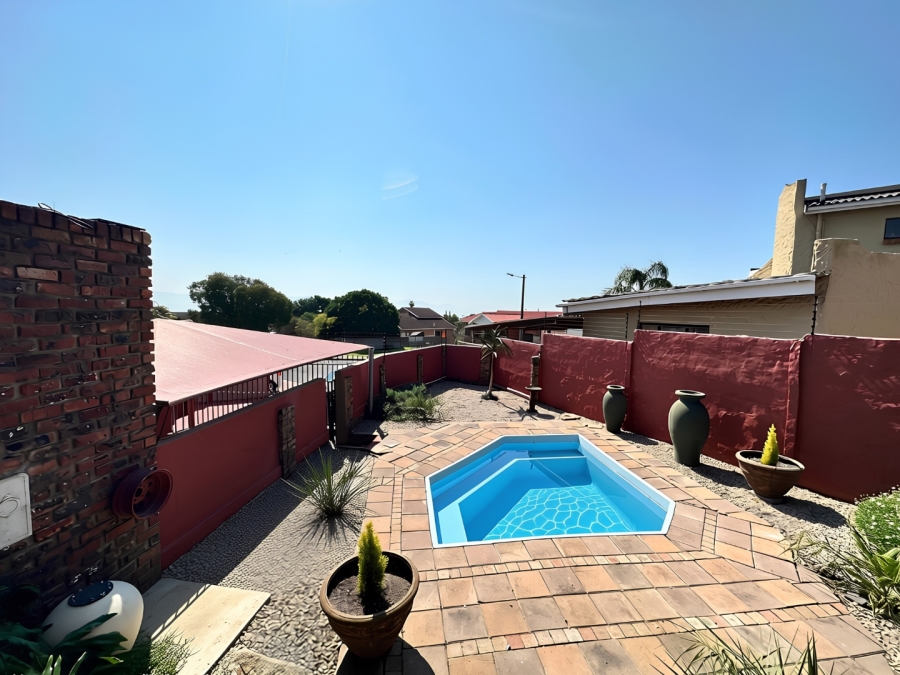6 Bedroom Property for Sale in Heiderand Western Cape